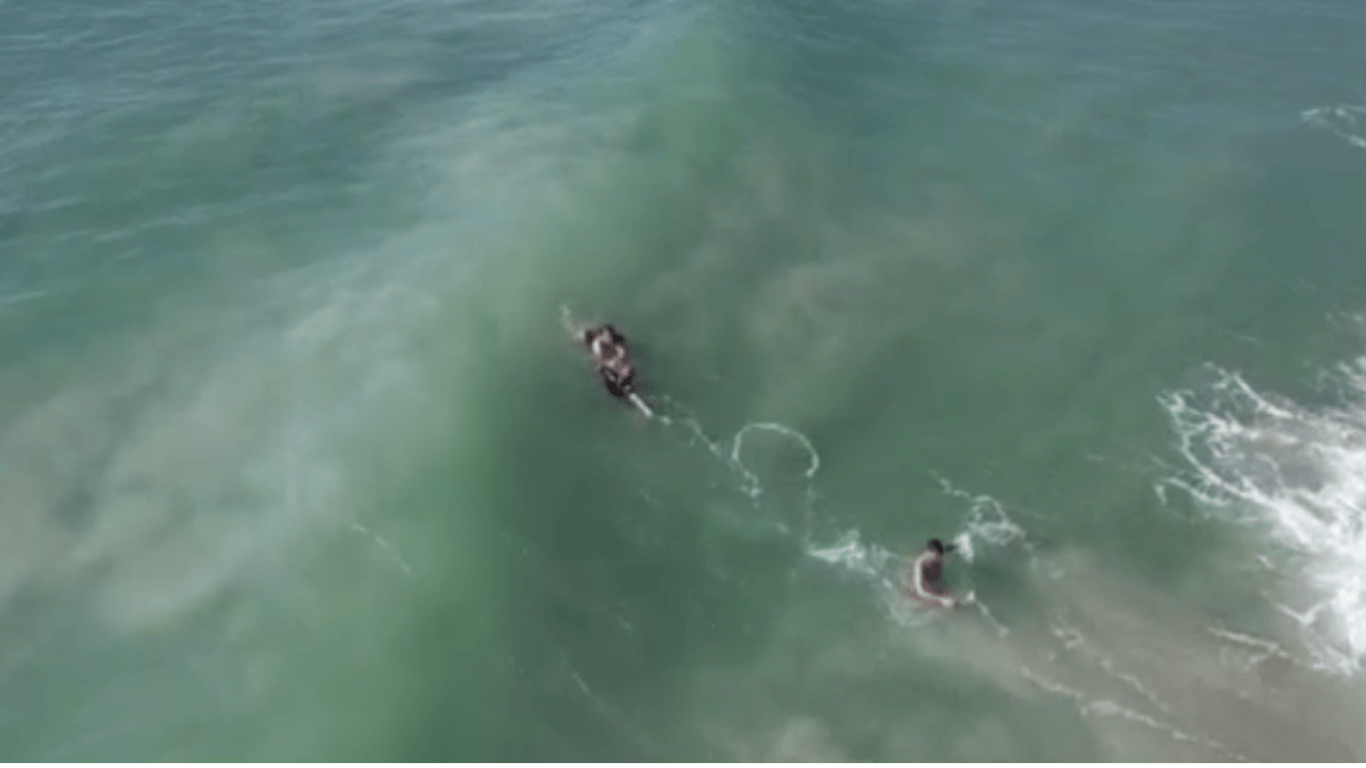 Ubatuba: Casal é resgatado após ficar preso em correnteza