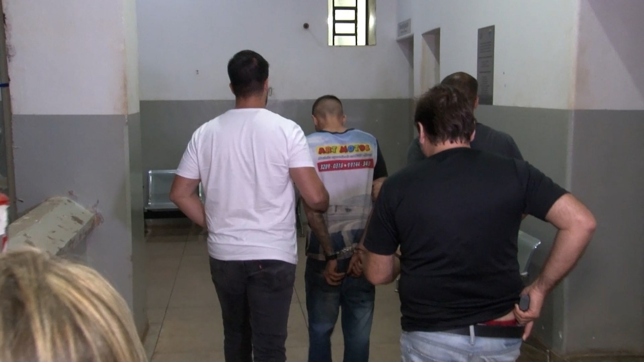 Os três assaltantes que balearam um vigia de supermercado estão presos à disposição da justiça