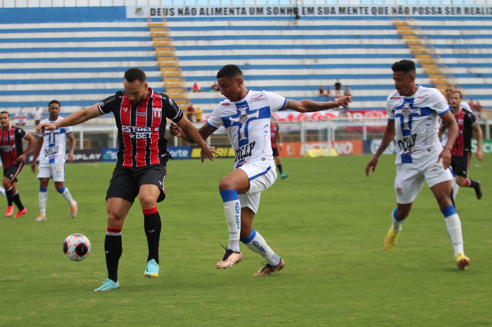 Botafogo perde a segunda partida consecutiva e deixa a liderança do grupo A do Paulistão