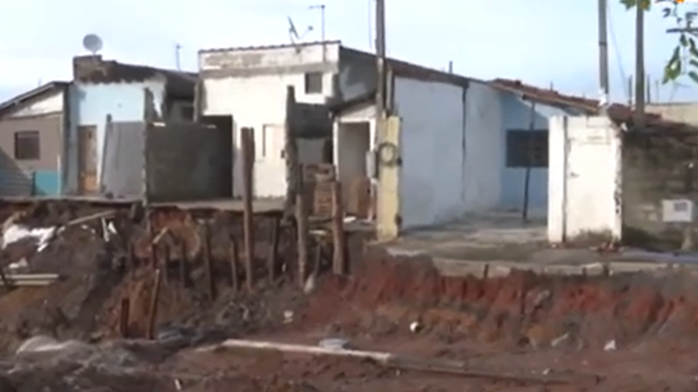 Cratera na rua de Taubaté completa 2 meses