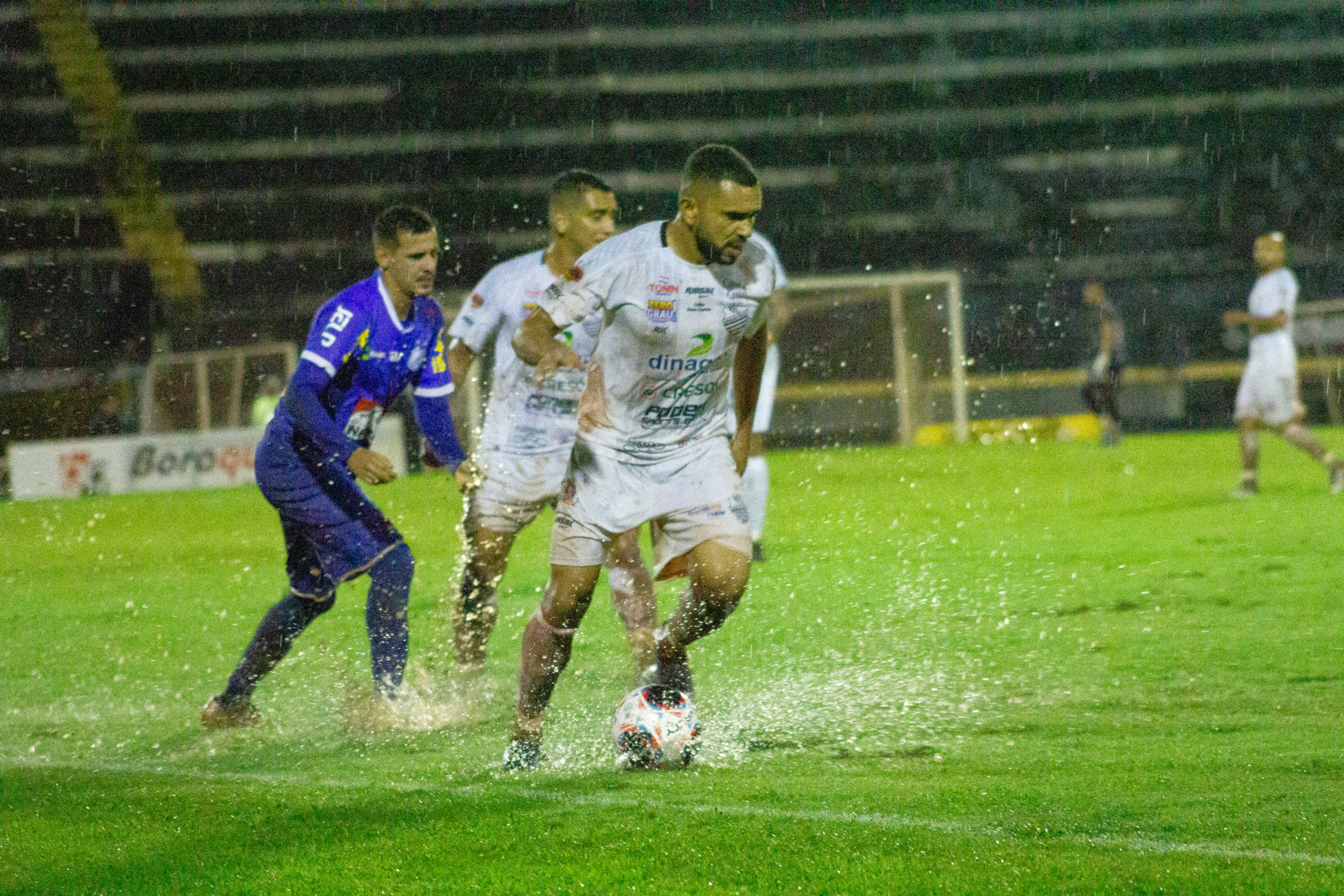 Vitória merecida: Comercial joga bem, vence o Lemense e sobe na tabela