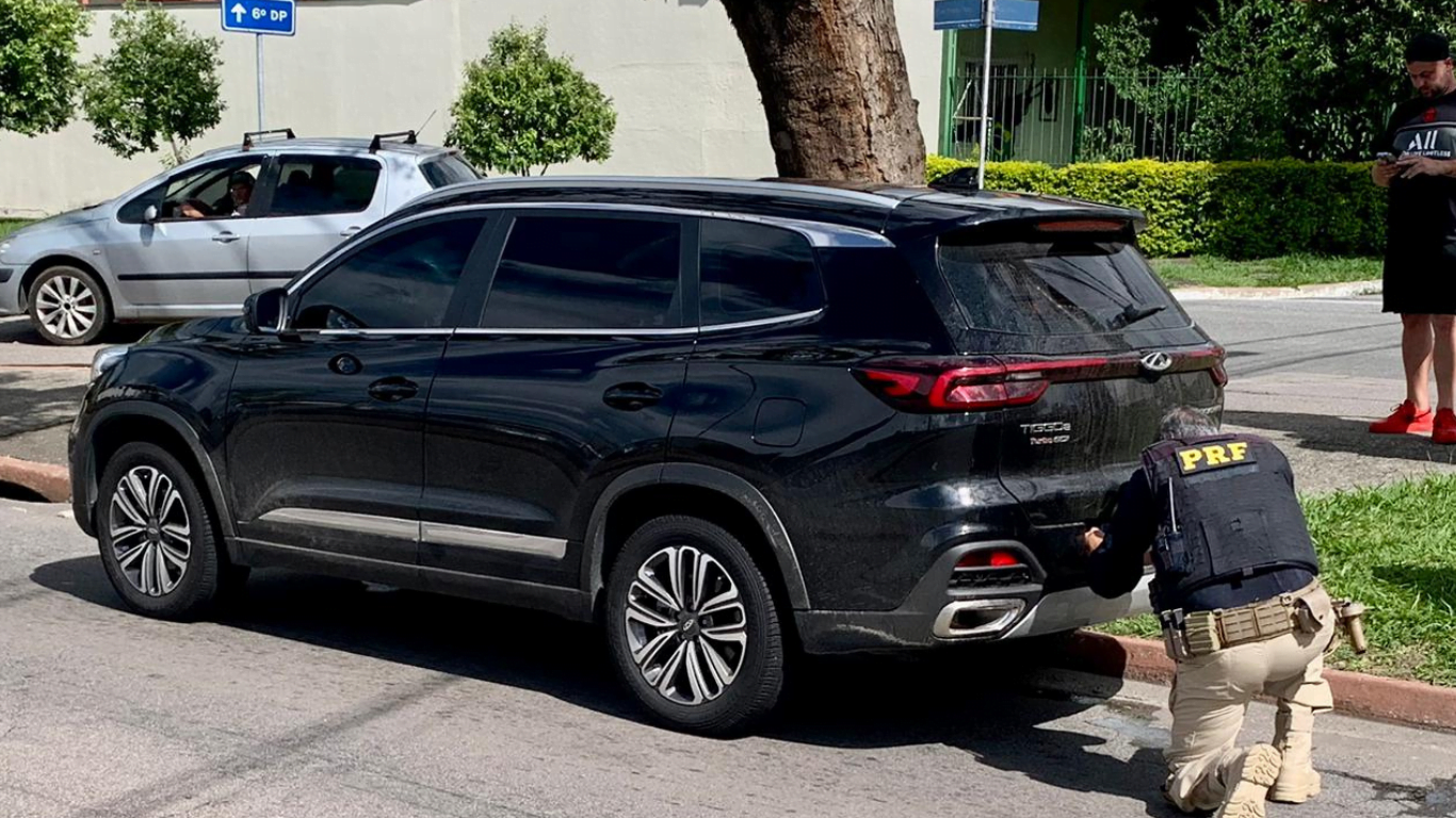 PRF apreende veículo de luxo com placas clonadas na Dutra