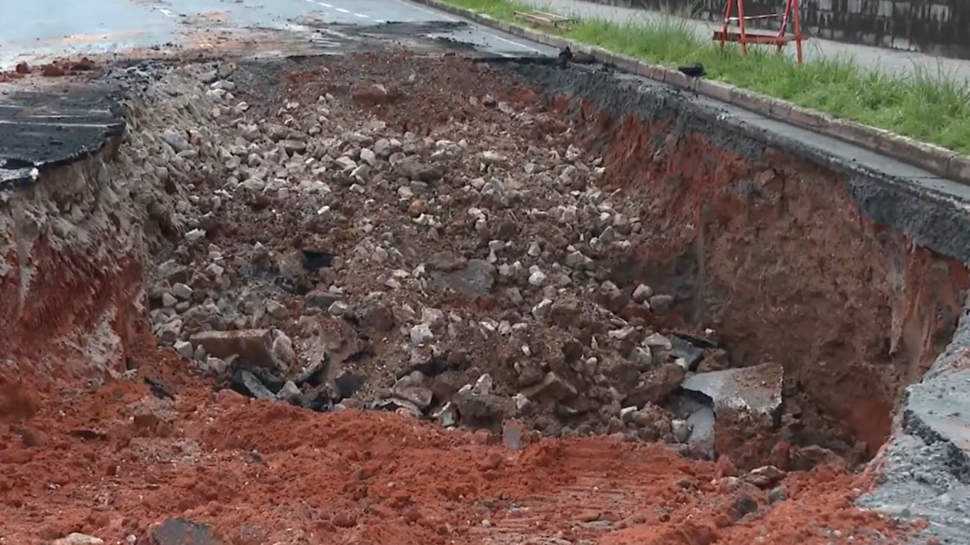 Cratera interdita via em São José dos Campos