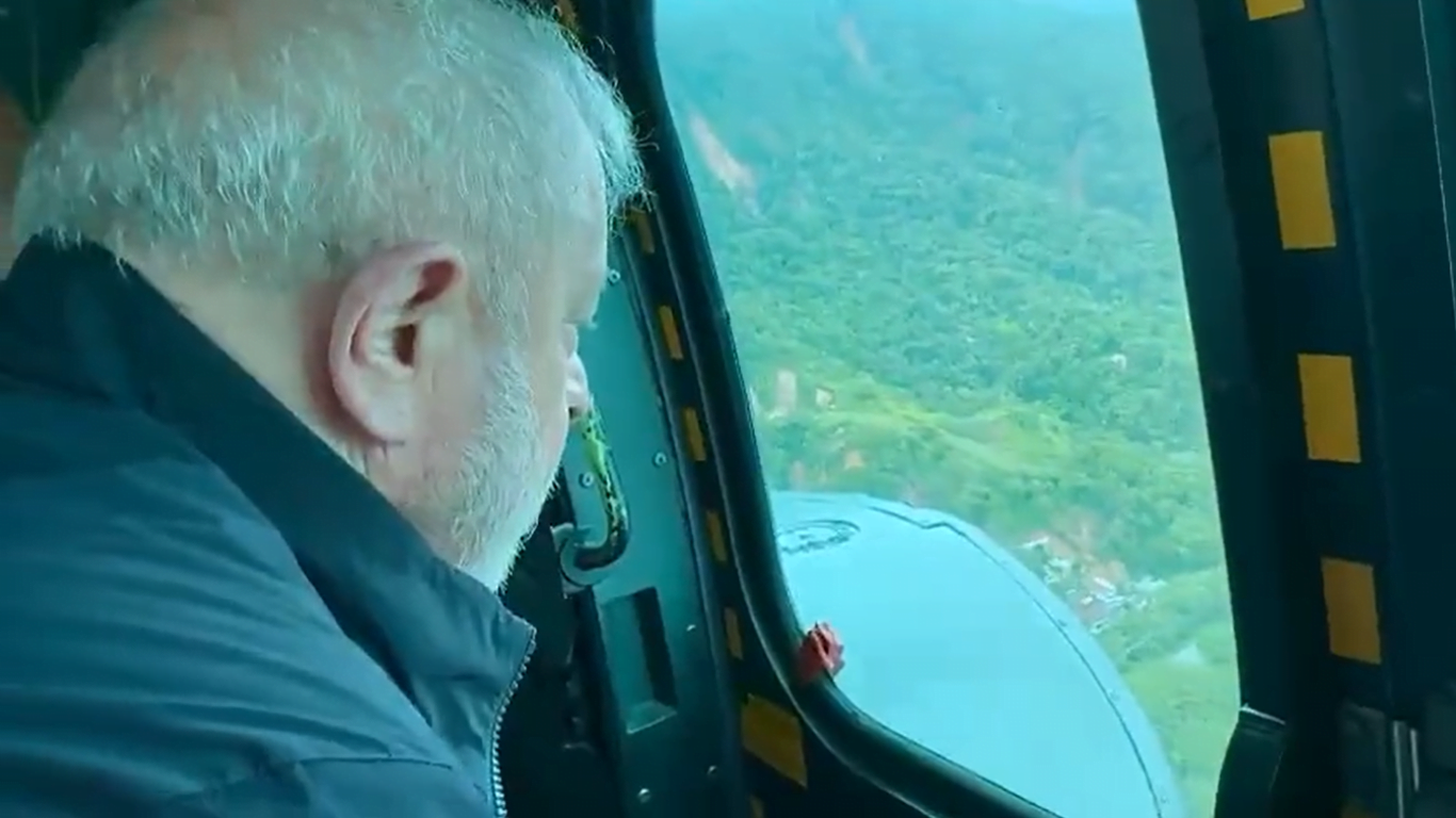 Lula sobrevoa São Sebastião e mostra estragos da chuva