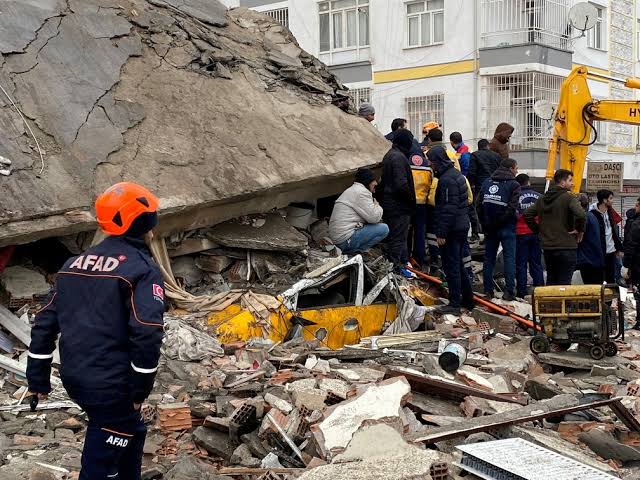 Novo terremoto atinge fronteira entre Turquia e Síria