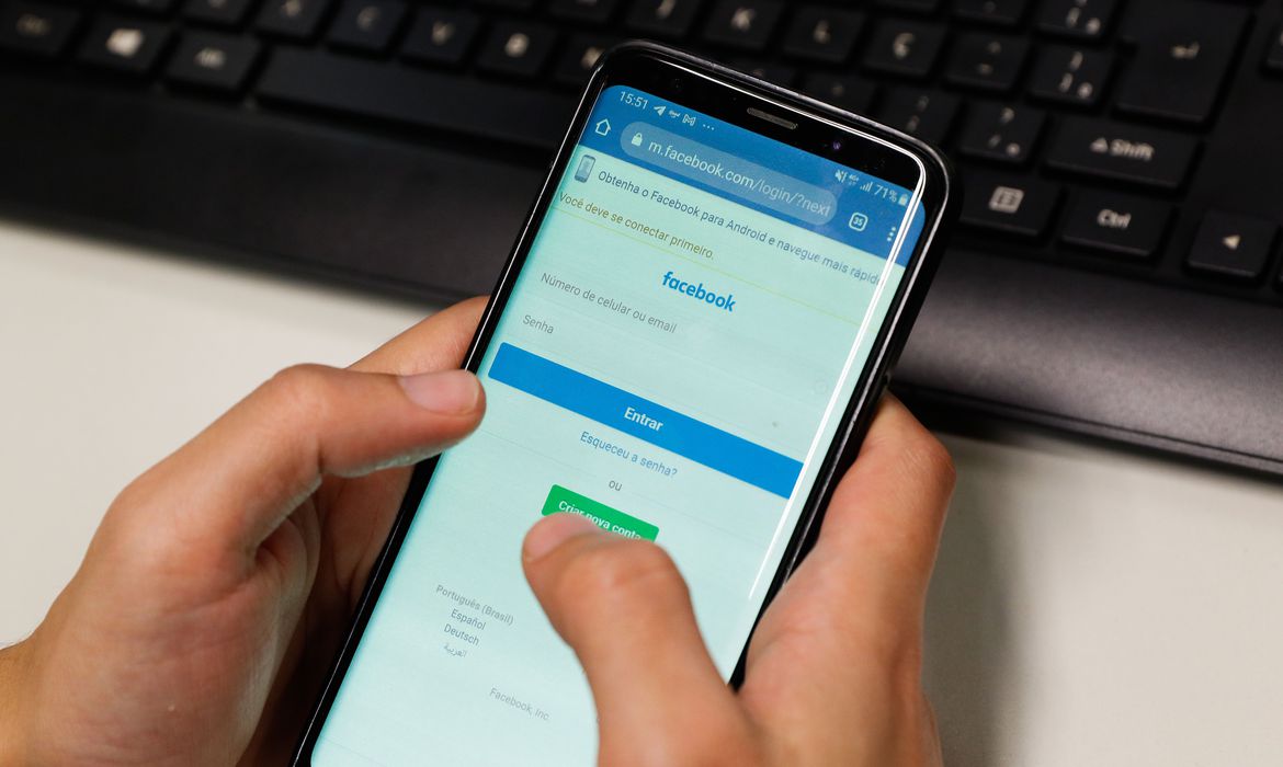 uso_de_redes_sociais_em_telefones_smartphone_ffraz_abr_290620213650