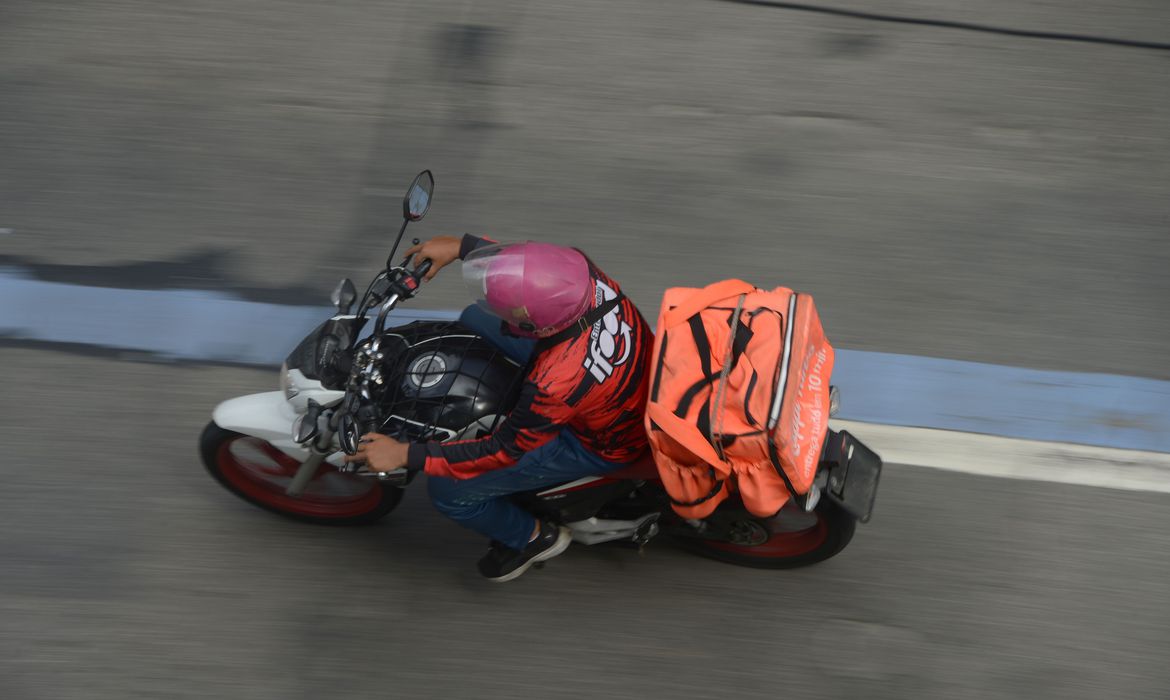 Governo anuncia que vai regulamentar trabalho por aplicativo no dia que o Ifood demite 355 funcionários