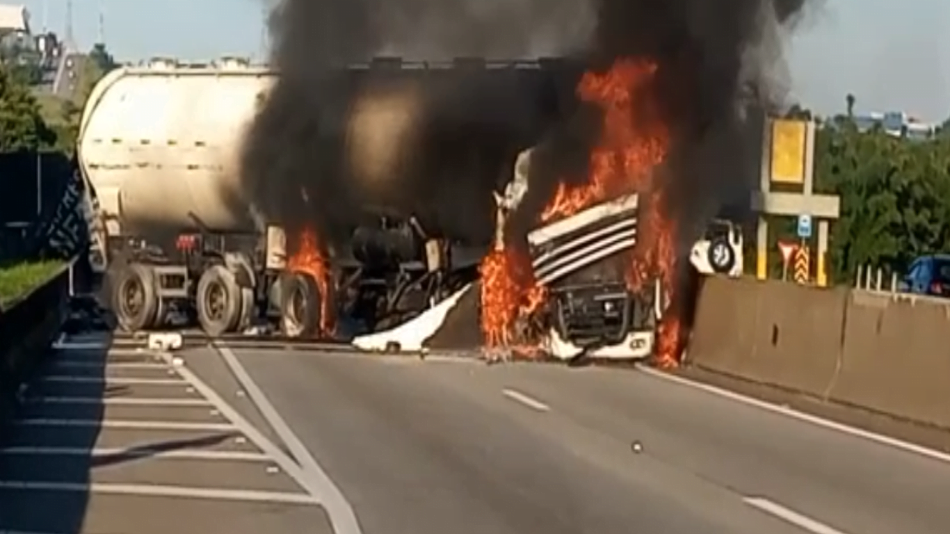 Uma carreta pegou fogo na Dutra, entre as cidades de Taubaté e Pindamonhangaba, após uma colisão contra uma mureta de concreto.