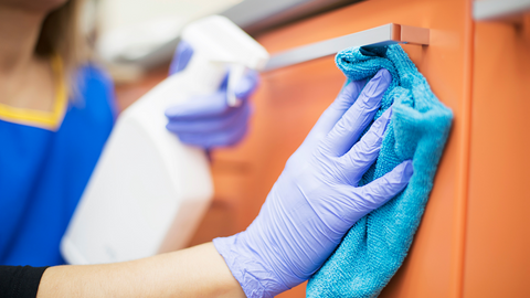 SBT e terceirizada são condenados por proibir que auxiliar de limpeza interagisse com funcionários da emissora