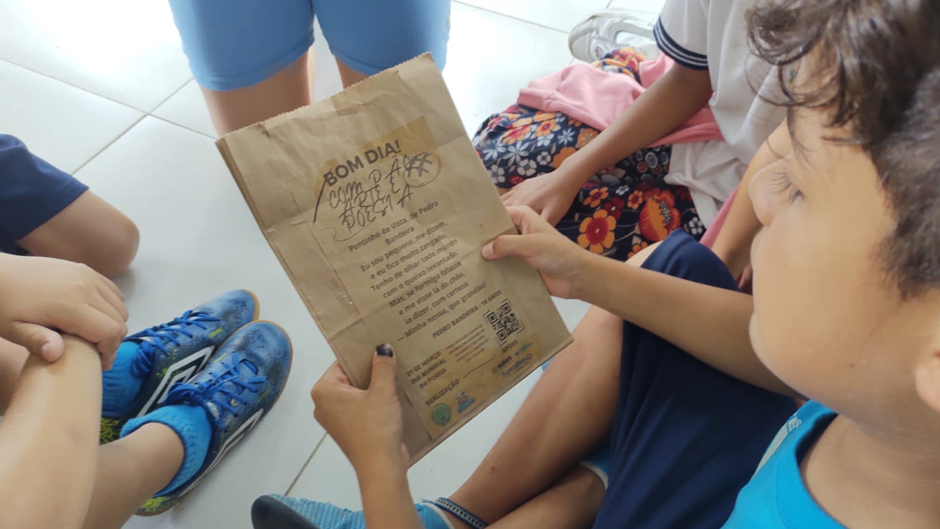 Poesia em saco de pão: alunos de Taubaté estampam trabalhos em comemoração