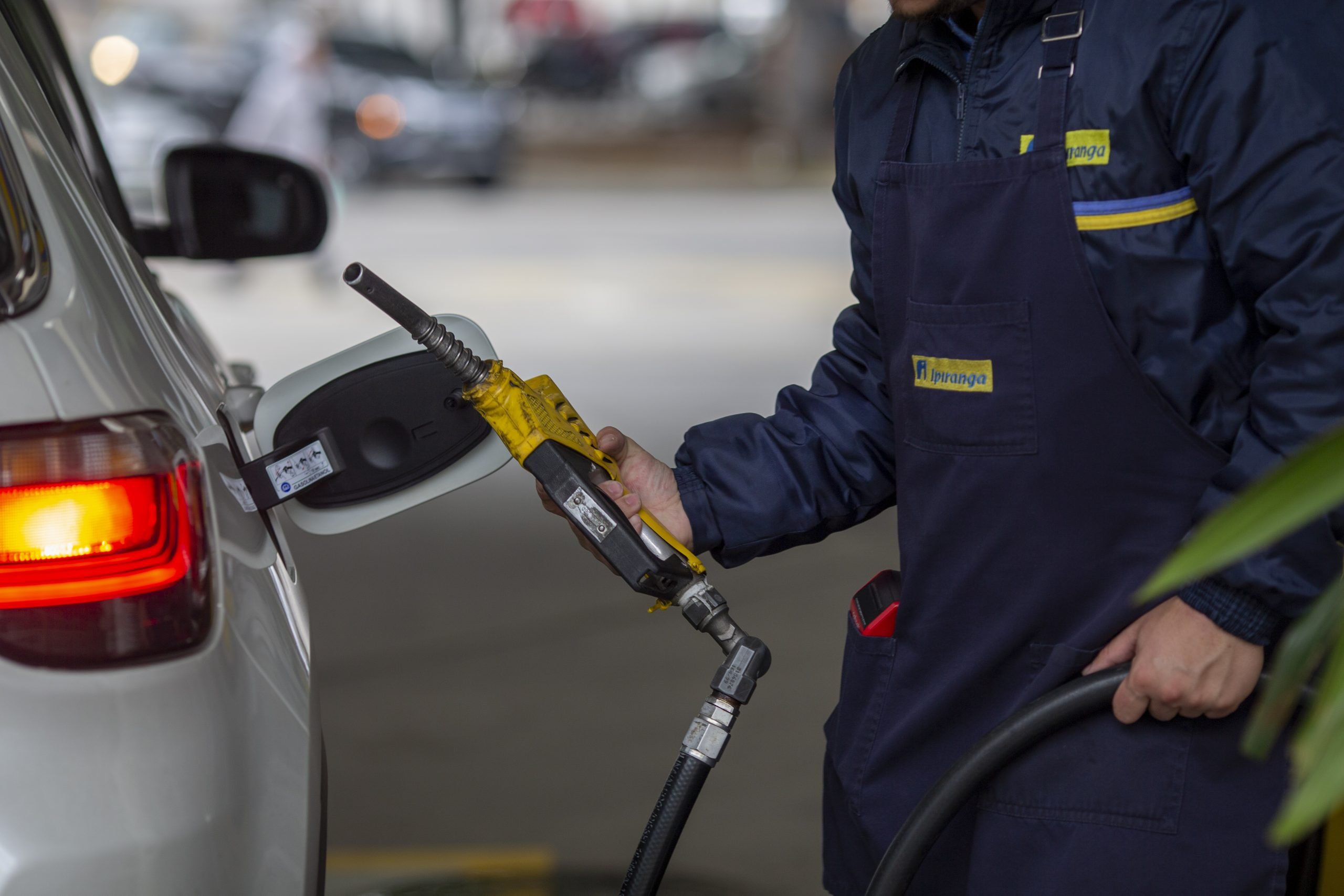 Investimento em refinarias pode ajudar a conter preços dos combustíveis