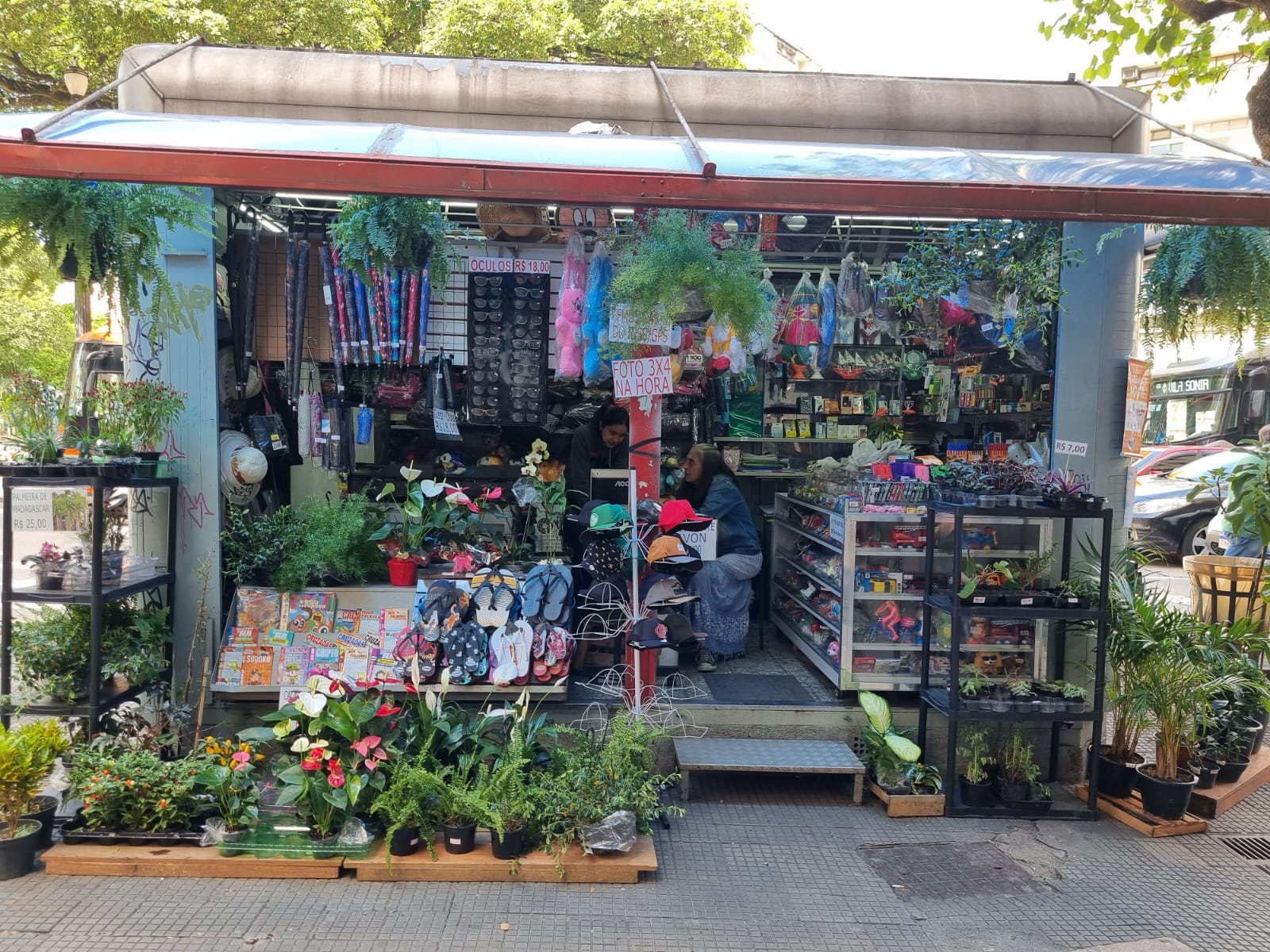 Tudo menos jornal: avanço tecnológico impulsiona criatividade de donos de bancas