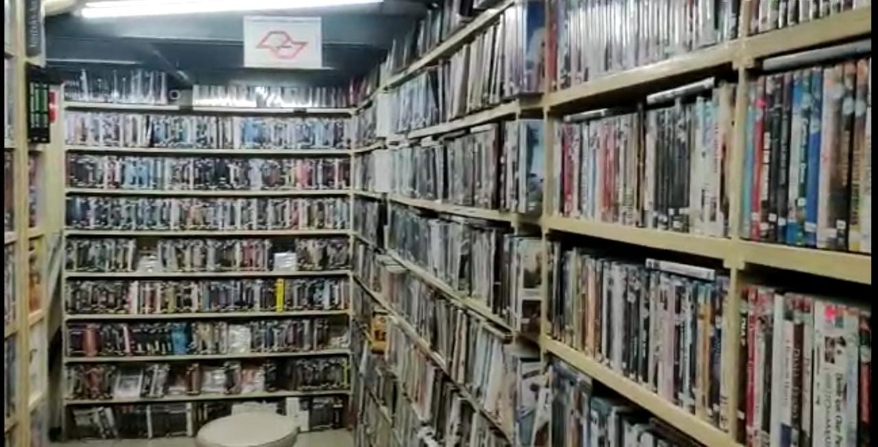 Por amor ao cinema, empresário mantém locadora de filmes no Copan, em São Paulo
