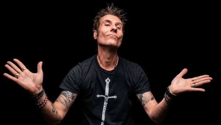 Aniversário de Dinho Ouro Preto; relembre sucessos com Capital Inicial