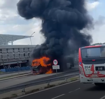 Ônibus da linha 224 pega fogo em Campinas
