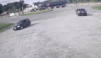 Quatro pessoas morrem em acidente entre caminhão e carro de passeio na cidade de Peruíbe