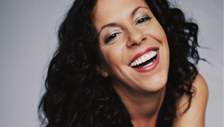 10 Curiosidades sobre Bebel Gilberto no dia do seu aniversário