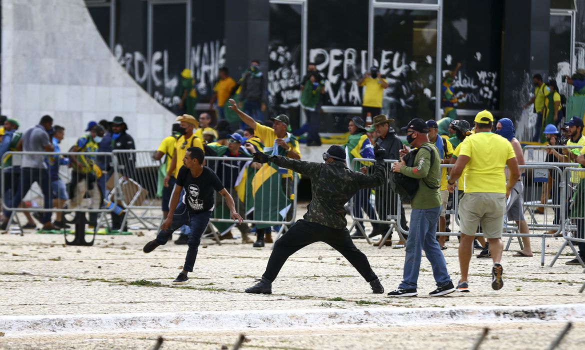 Manifestantes invadem Congresso, STF e Palácio do Planalto. Manifestantes invadindo Congresso, STF e Palácio do Planalto, no dia 8 de janeiro de 2023 (Marcelo Camargo/Ag.Brasil)