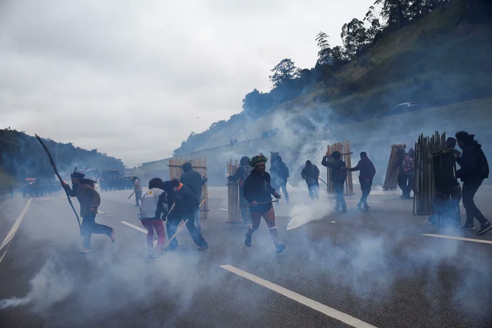 Ação da PM de SP na rodovia bandeirantes (Reprodução/Amanda Perobelli/Reuters)