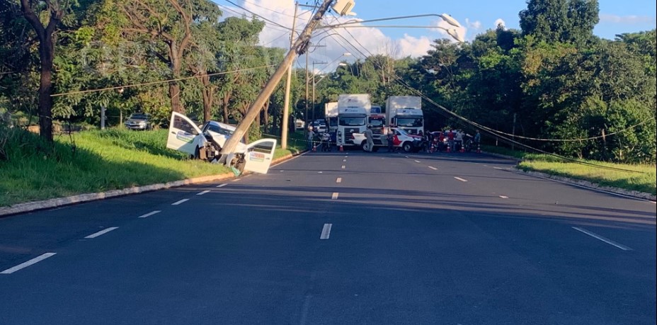Acidente de carro em poste provoca a morte de uma mulher em Ribeirão