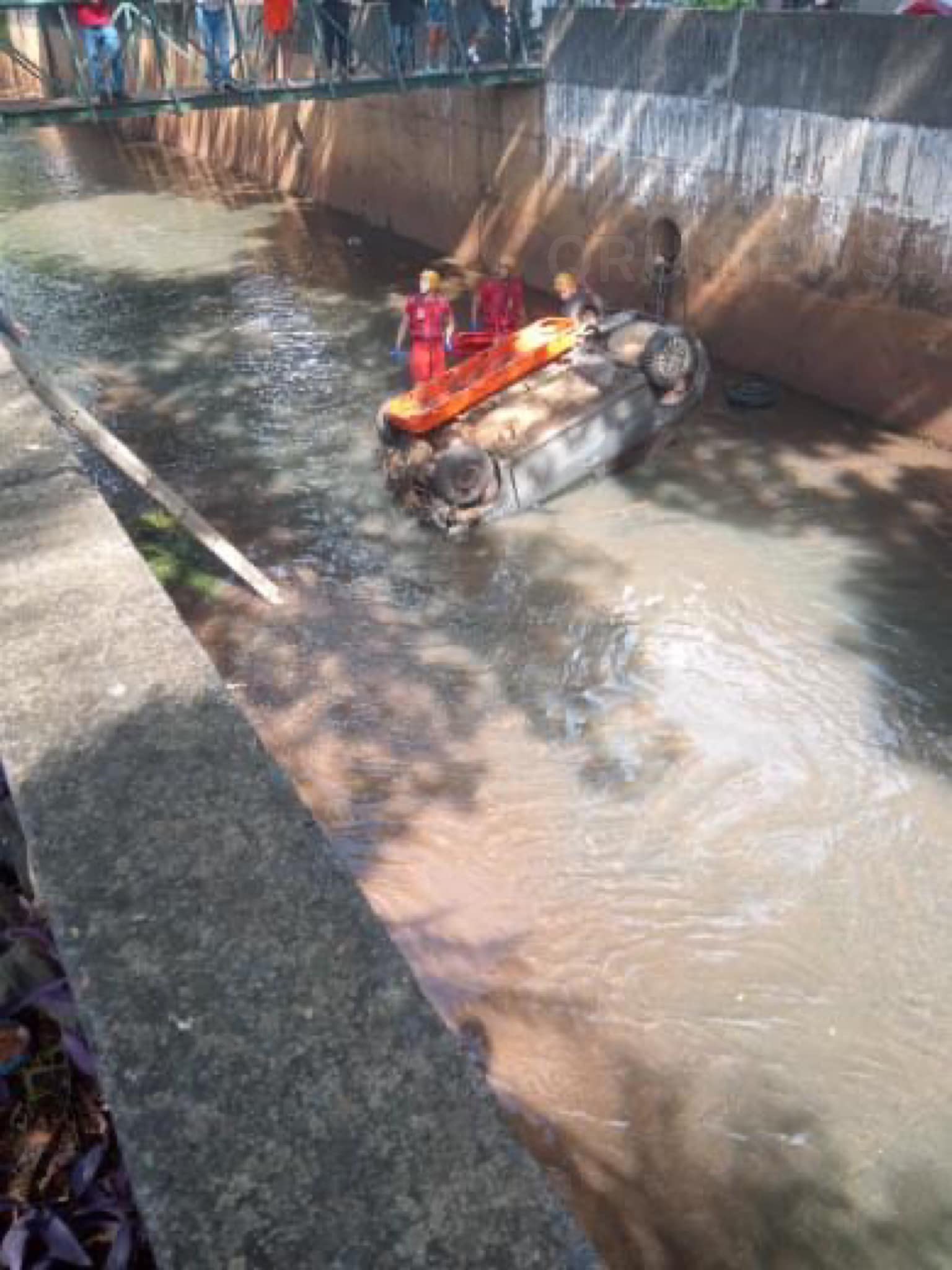 Carro cai no córrego em Ribeirão e deixa motorista grávida ferida