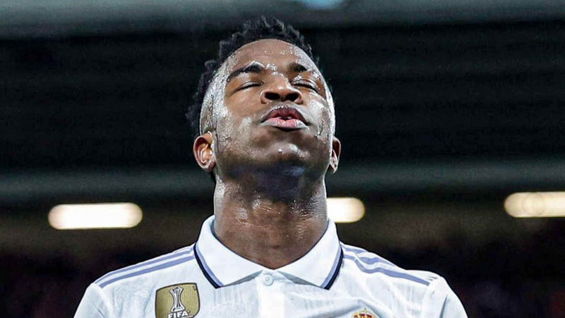 Valencia diz ter identificado torcedores que fizeram gestos racistas contra Vinicius Junior