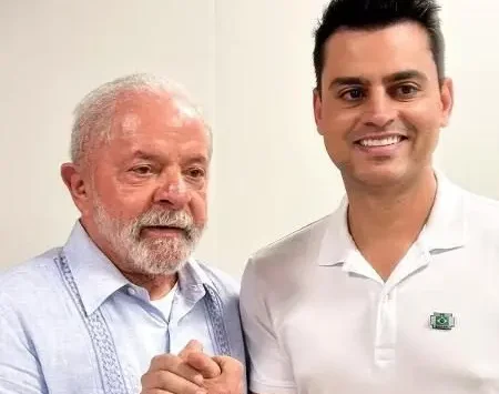 Deputado do PL tira foto com Lula e revolta bolsonaristas