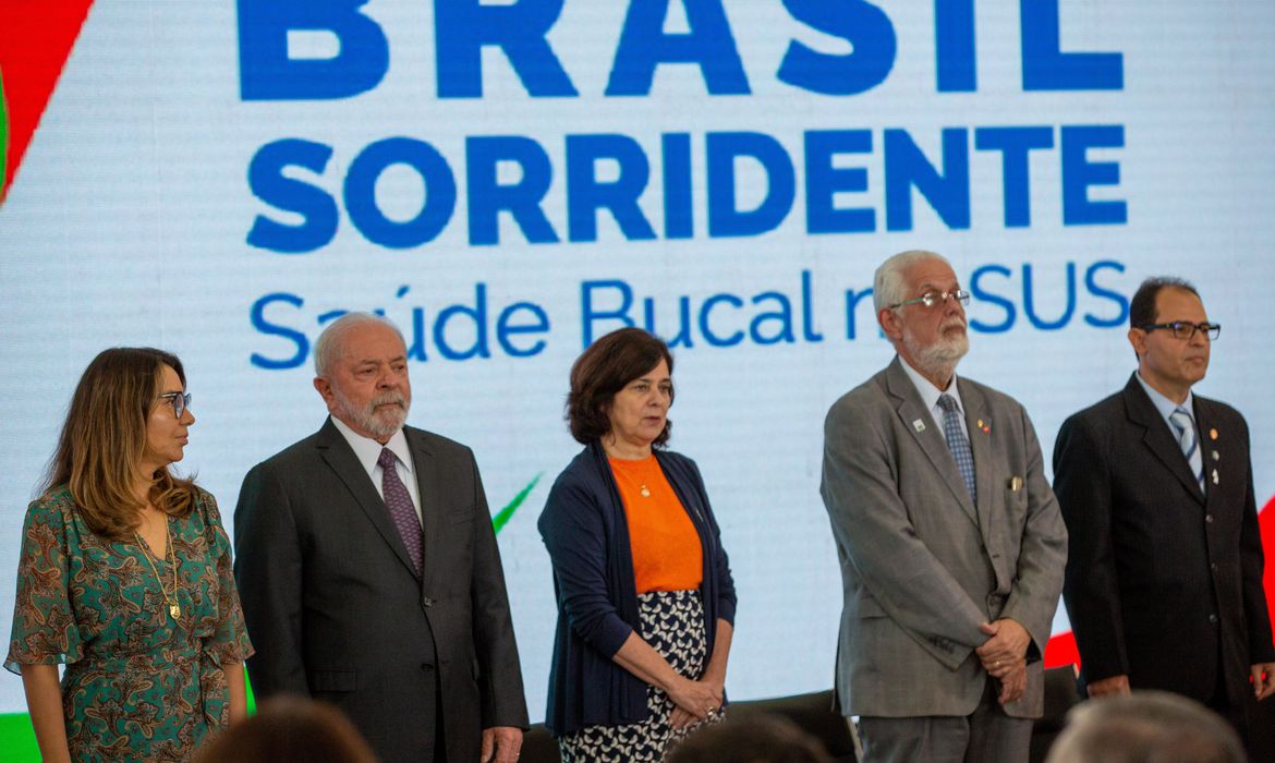 Lula O presidente da República, Luiz Inácio Lula da Silva, acompanhado da ministra da Saúde, Nísia Trindade, sanciona o projeto de lei que inclui a Política Nacional de Saúde Bucal - Brasil Sorridente, na Lei Orgânica da Saúde. (Fabio Rodrigues-Pozzebom/ Agência Brasil)