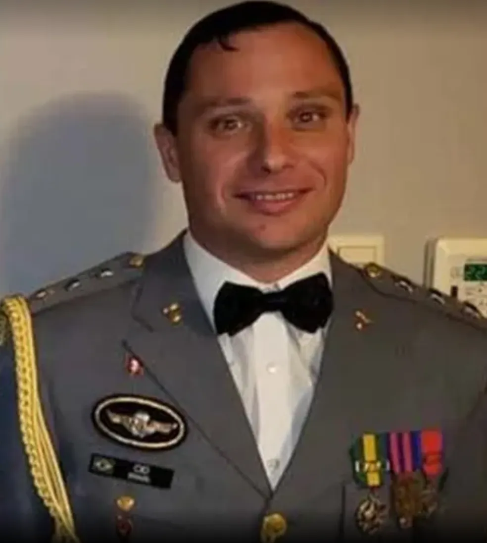 Mauro Cid preso PF prende Mauro Cid, ex-ajudante de Bolsonaro, e faz buscas na casa do ex-presidente