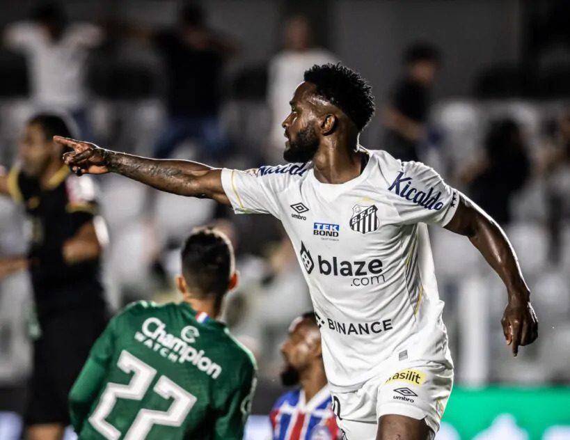 Mendoza comemora o segundo na Vila Belmiro