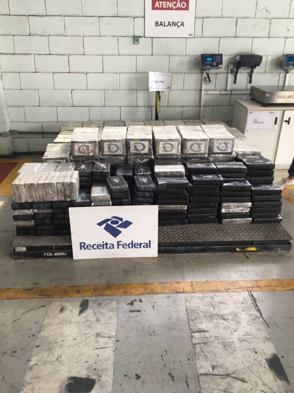 Polícia e Receita Federal apreendem mais de uma tonelada de cocaína no Porto de Santos