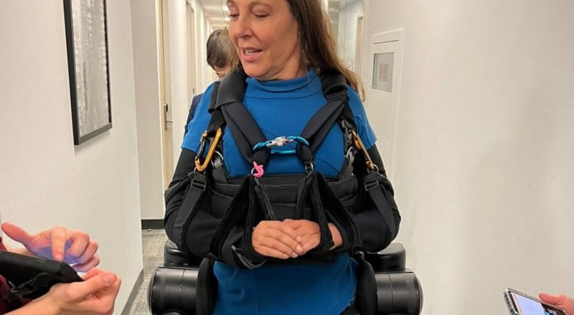 Como funciona a tecnologia que ajudou uma senadora brasileira a voltar a andar