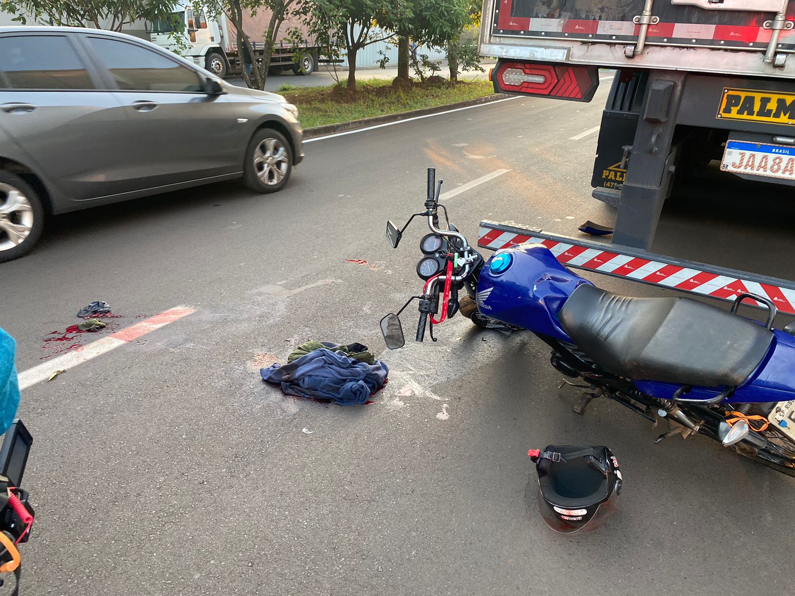 Choque envolvendo caminhão deixa motociclista ferido na zona Norte