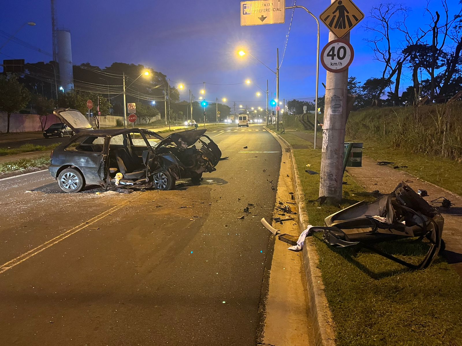 Após furto, veículo fica destruído em acidente envolvendo poste em RP