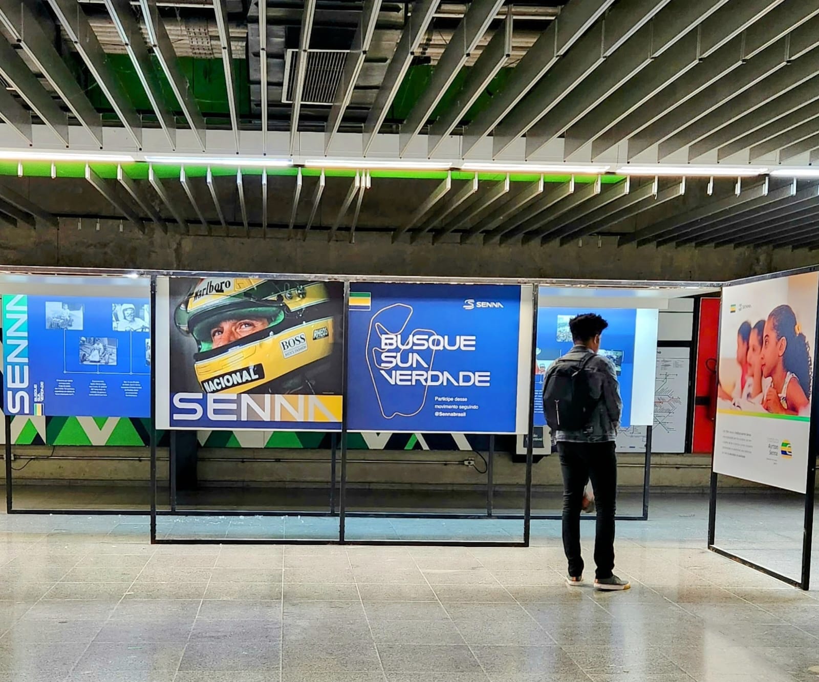 Exposição sobre Ayrton Senna no Metrô