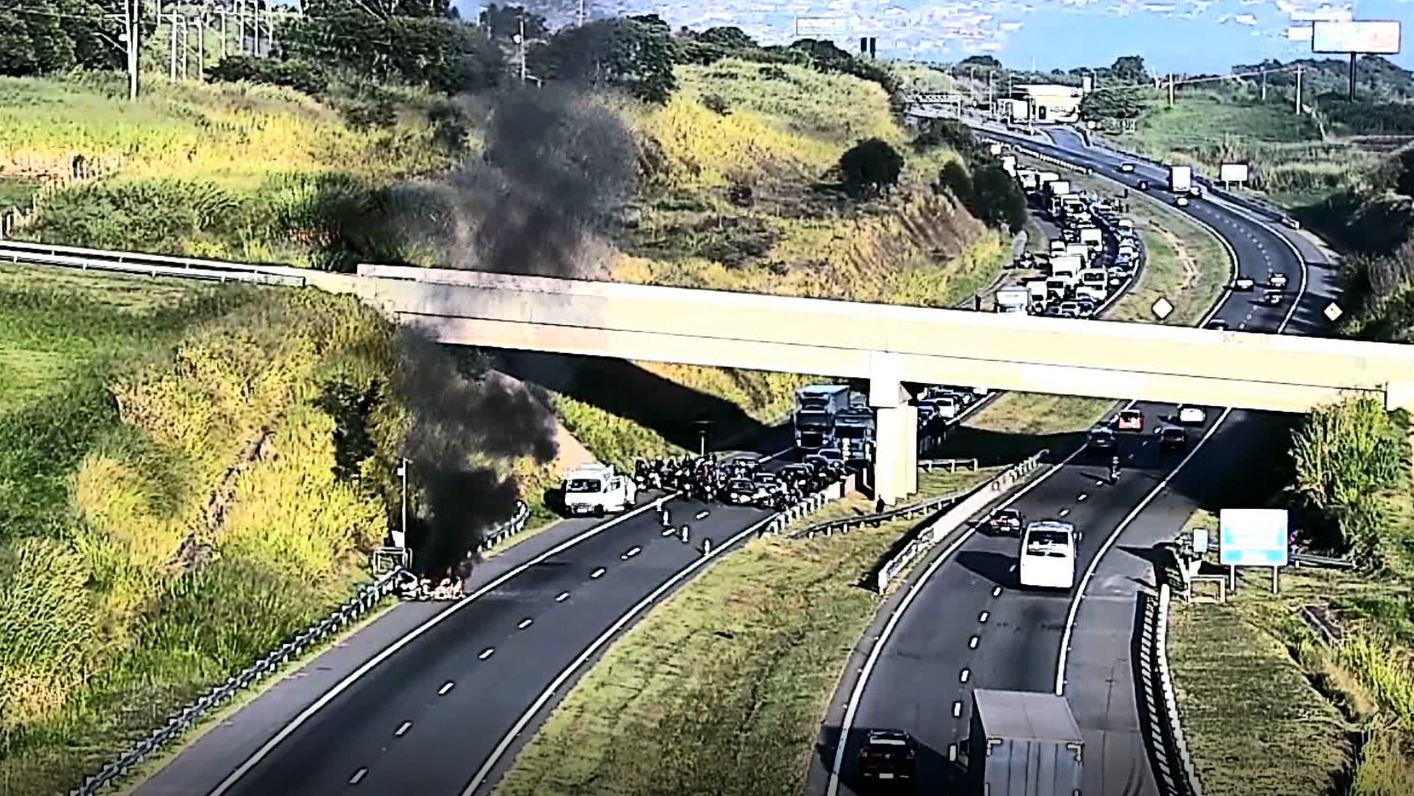 Carro pega fogo em rodovia na cidade de Campinas (SP)