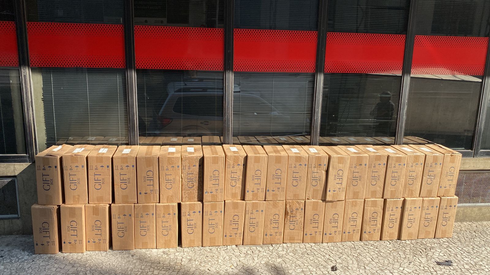 Policias Federal e Militar prendem dois homens em flagrante, por contrabando de cigarros