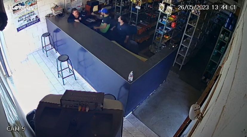 Vídeo | Mulher é agredida com socos e chutes pelo ex-marido em discussão por pensão do filho