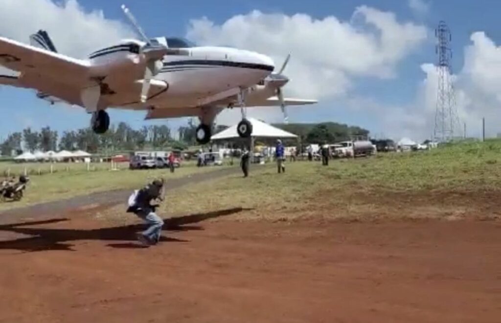 Vídeo viraliza após homem quase ser atingido por avião em pista da Agrishow