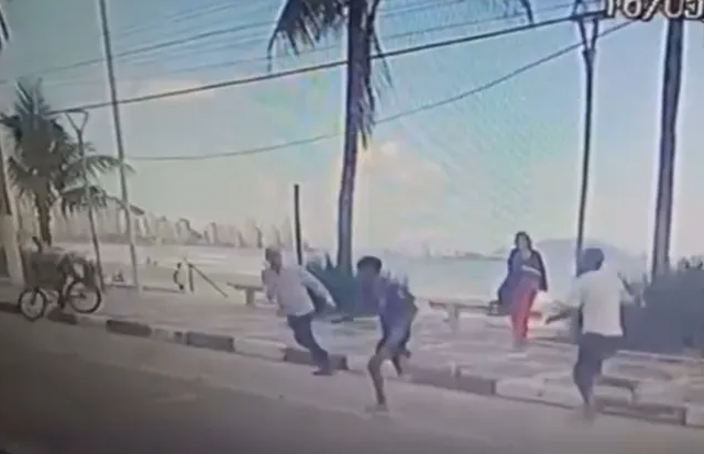 Grupo de ladrões ataca casais na Praia das Astúrias, em Guarujá