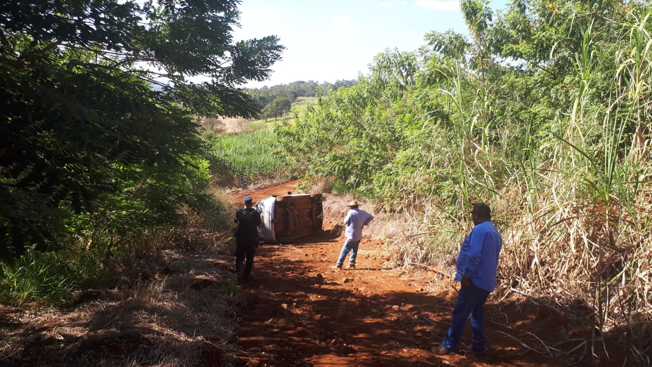 capotamento na estrada rural Polícia encontra carro capotado e motorista esmagado