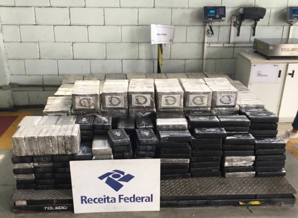 Mais de 1 tonelada de cocaína é interceptada pela Receita Federal no Porto de Santos
