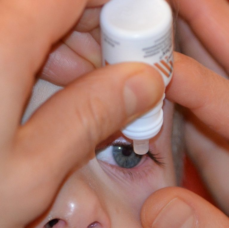 Bactéria rara encontrada em colírio causa cegueira nos EUA