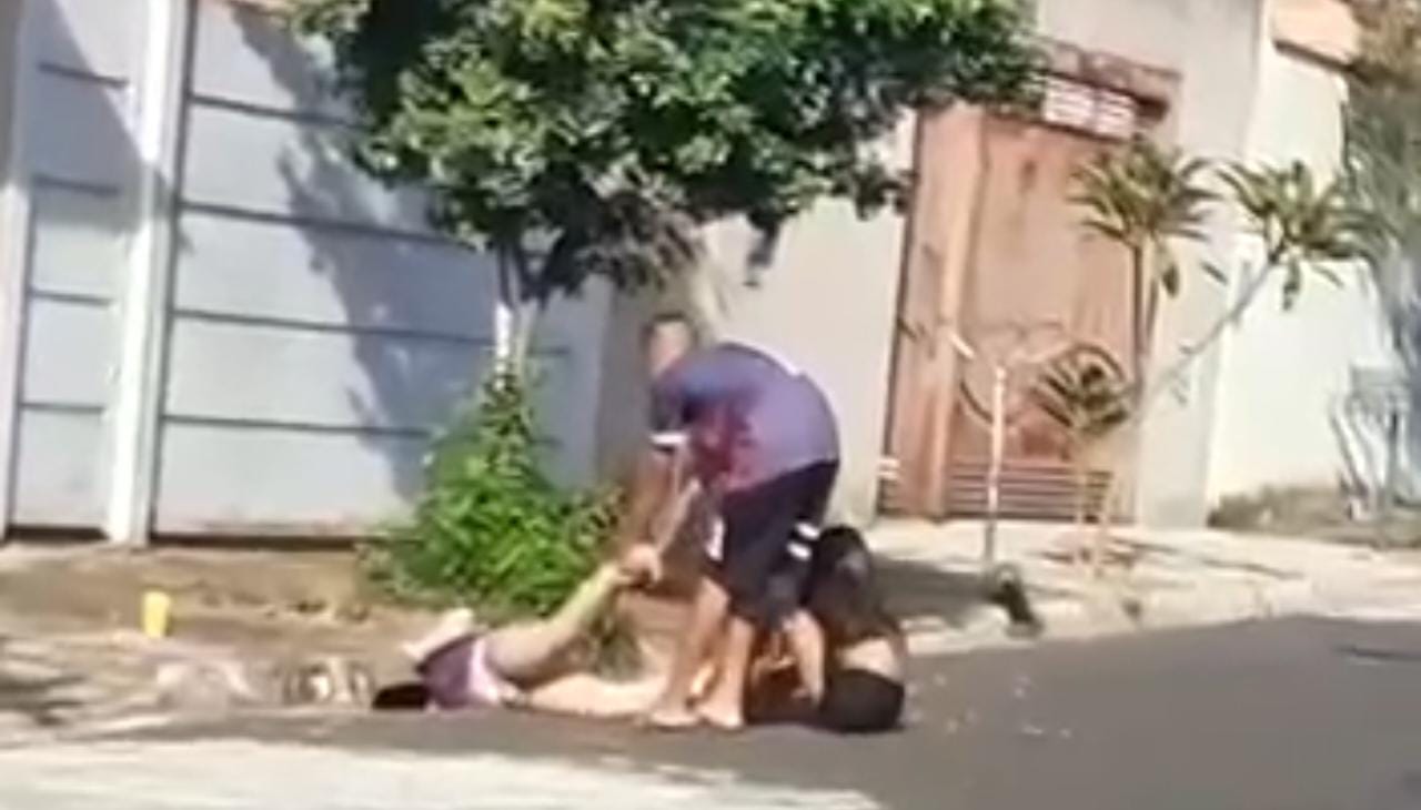 Menina prende a cabeça no bueiro ao tentar recuperar o celular