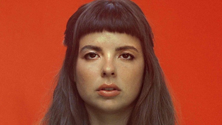 O “arrepiar” do segundo disco solo de Julia Mestre, no Vitrine