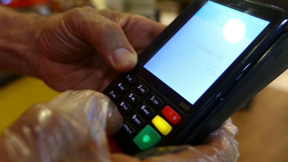 Bandidos usam faca e máquina de cartão em assalto na região