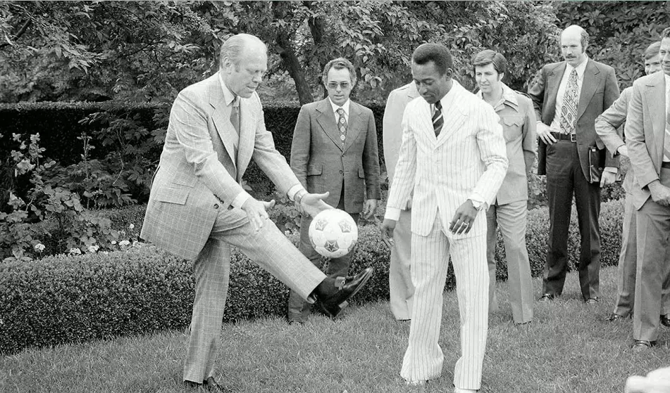 #3 ForasDeSérie | Pelé: Relembre os momentos do Rei do Futebol ao lado de Obama, Mandela e outras personalidades