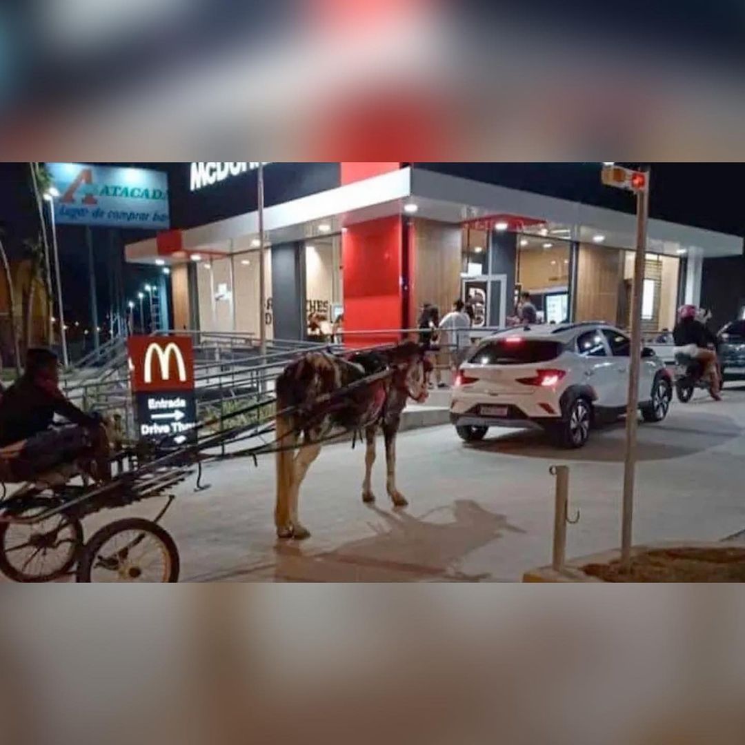 Mc Charrete, cliente faz pedido de lanche no drive-tru de um jeito inusitado, em São Vicente