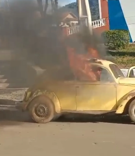 Adolescente mata o namorado, colocando fogo no carro, com ele dentro