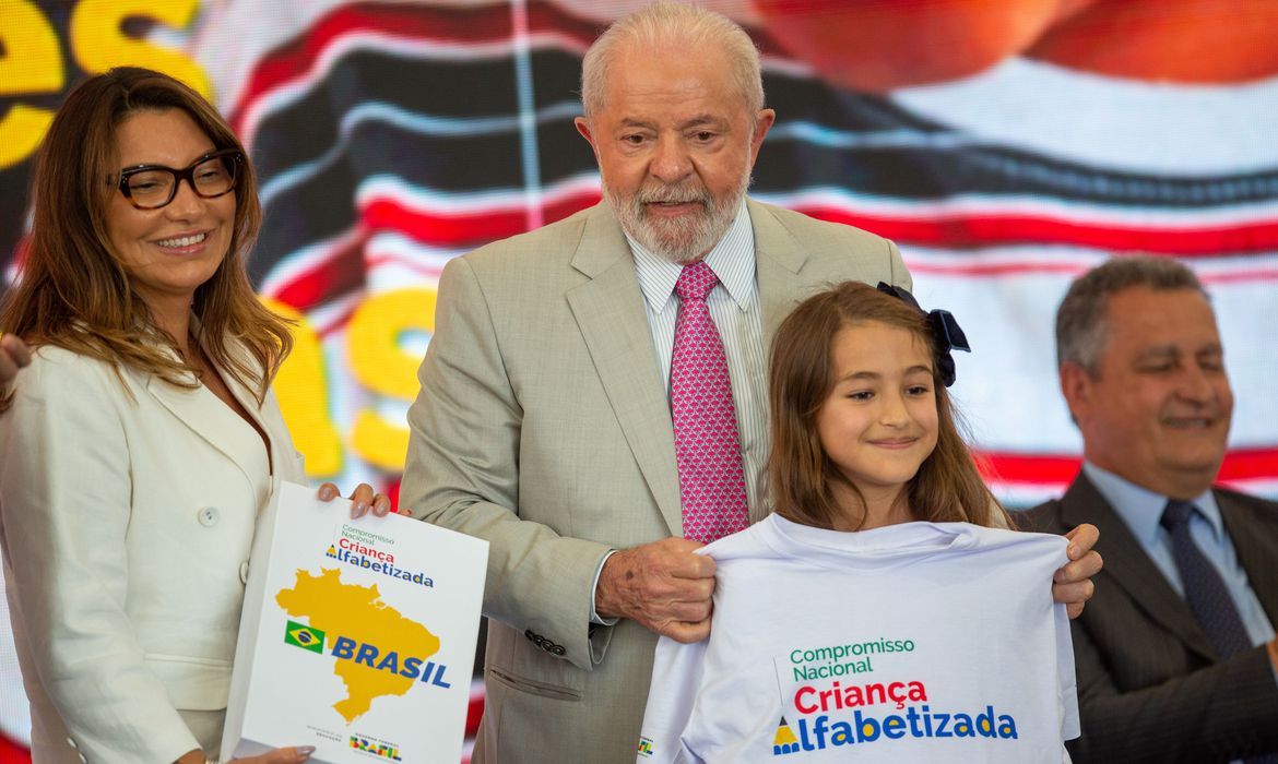 Lula atribui atraso na alfabetização a Bolsonaro, por negacionismo